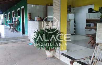 Imagem: A chácara possui 3 Dormitórios, 1 Suíte, 2 Banheiros, 2 Vagas