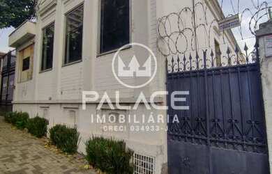 Imagem: A casa possui 1 Dormitório, 2 Banheiros, 3 Vagas na garagem