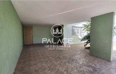 Imagem: A casa possui 4 Dormitórios, 3 Banheiros, 2 Vagas na garagem