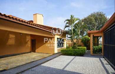 Imagem: A casa possui 4 Dormitórios, 1 Suíte, 4 Banheiros, 340m²