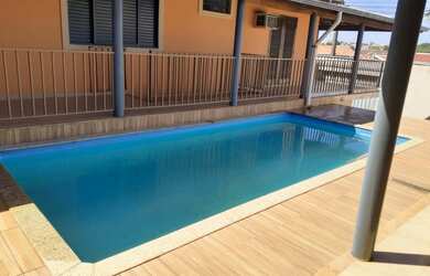 Imagem: A casa possui 3 Dormitórios, 1 Suíte, 4 Banheiros, 3 Vagas