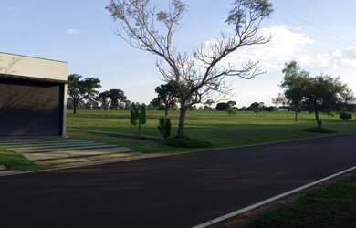 Imagem: O terreno possui 800m² de Área e está localizado em Riviera