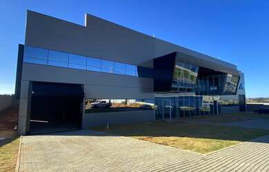 Imagem: O depósito possui 6 Banheiros, 4 Vagas na garagem, 4.800m²