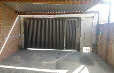 Imagem: A casa possui 1 Dormitório, 3 Banheiros, 5 Vagas na garagem