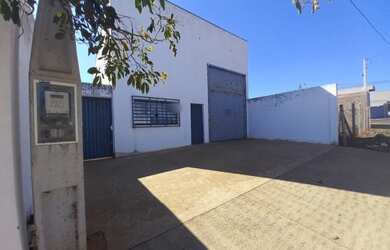 Imagem: A loja possui 2 Banheiros, 2 Vagas na garagem, 166m² de Área