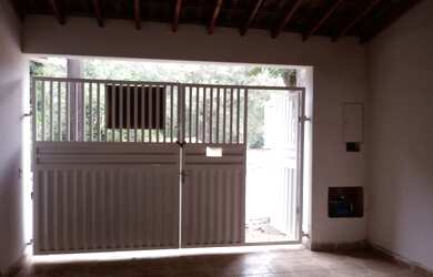 Imagem: A casa possui 2 Dormitórios, 1 Banheiro, 2 Vagas na garagem