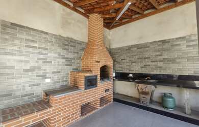 Imagem: A casa possui 2 Dormitórios, 1 Banheiro, 2 Vagas na garagem