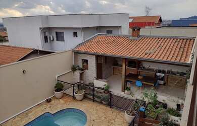 Imagem: A casa possui 5 Dormitórios, 1 Suíte, 4 Banheiros, 3 Vagas