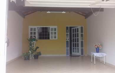 Imagem: A casa possui 2 Dormitórios, 1 Suíte, 3 Banheiros, 2 Vagas