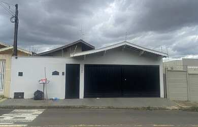 Imagem: A casa possui 3 Dormitórios, 1 Suíte, 3 Banheiros, 3 Vagas