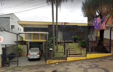 Imagem: A loja possui 4 Dormitórios, 1 Banheiro, 4 Vagas na garagem