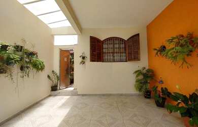 Imagem: A casa possui 4 Dormitórios, 3 Banheiros, 2 Vagas na garagem