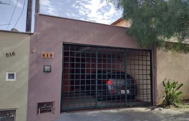 Imagem: A casa possui 3 Dormitórios, 2 Banheiros, 2 Vagas na garagem