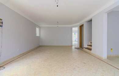 Imagem: A casa possui 5 Dormitórios, 4 Suítes, 6 Banheiros, 3 Vagas