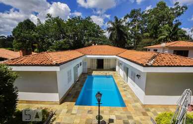 Imagem: A casa em condomínio possui 4 Dormitórios, 4 Suítes, 7 Banheiros