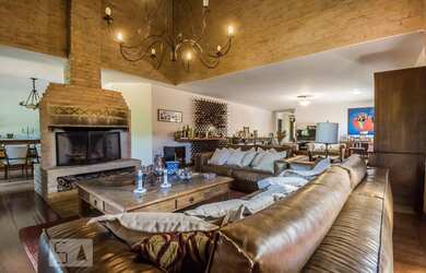 Imagem: A casa possui 6 Dormitórios, 5 Suítes, 6 Banheiros, 5 Vagas