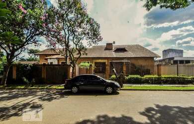 Imagem: A casa possui 5 Dormitórios, 3 Suítes, 7 Banheiros, 4 Vagas