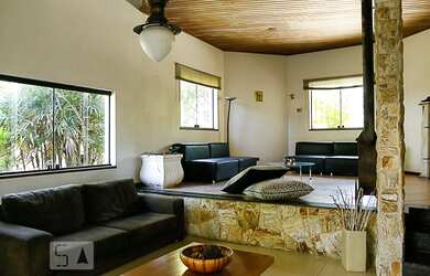 Imagem: A casa possui 4 Dormitórios, 3 Suítes, 6 Banheiros, 8 Vagas