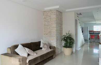 Imagem: A casa possui 4 Dormitórios, 4 Suítes, 5 Banheiros, 8 Vagas