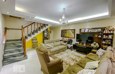 Imagem: A casa em condomínio possui 4 Dormitórios, 2 Suítes, 4 Banheiros