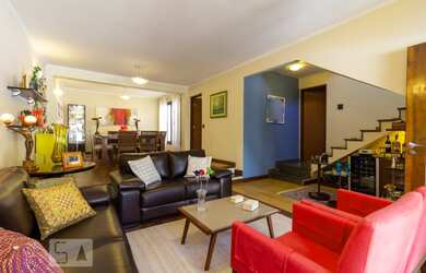 Imagem: A casa possui 4 Dormitórios, 1 Suíte, 5 Banheiros, 3 Vagas