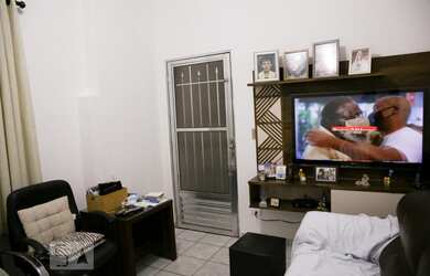 Imagem: A casa possui 3 Dormitórios, 1 Banheiro, 1 Vaga na garagem