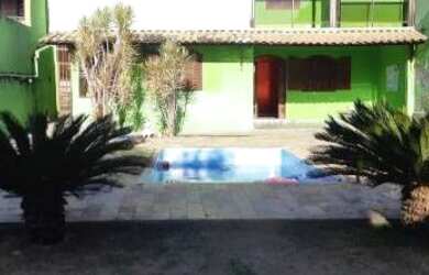 Imagem: A casa possui 3 Dormitórios, 1 Suíte, 1 Banheiro, 16 Vagas