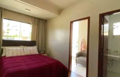 Imagem: A casa possui 4 Dormitórios, 5 Banheiros, 3 Vagas na garagem