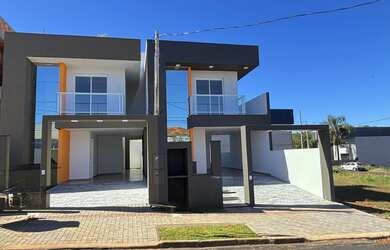 Imagem: A casa possui 3 Dormitórios, 2 Banheiros, 2 Vagas na garagem