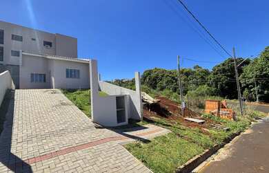 Imagem: A casa possui 2 Dormitórios, 1 Banheiro, 2 Vagas na garagem