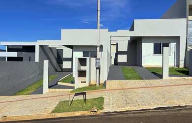 Imagem: A casa possui 2 Dormitórios, 2 Banheiros, 2 Vagas na garagem