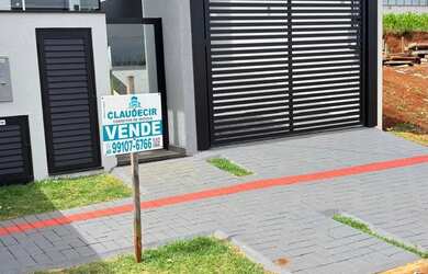 Imagem: A casa possui 3 Dormitórios, 3 Banheiros, 2 Vagas na garagem