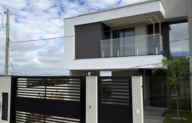Imagem: A casa possui 3 Dormitórios, 3 Banheiros, 4 Vagas na garagem
