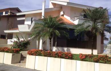 Imagem: A casa possui 4 Dormitórios, 4 Suítes, 2 Vagas na garagem