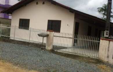 Imagem: A casa possui 3 Dormitórios, 1 Banheiro, 1 Vaga na garagem