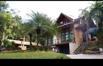 Imagem: A casa possui 3 Dormitórios, 3 Suítes, 4 Vagas na garagem