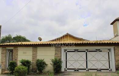 Imagem: A casa possui 3 Dormitórios, 2 Suítes, 5 Banheiros e 4 Vagas