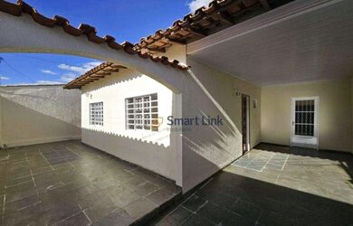 Imagem: A casa possui 3 Dormitórios, 1 Suíte e está localizado em