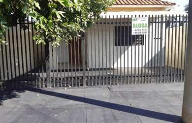 Imagem: A casa possui 3 Dormitórios, 1 Banheiro e 1 Vaga na garagem