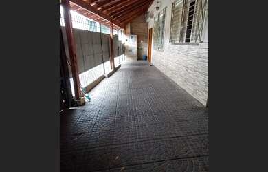 Imagem: A casa possui 3 Dormitórios, 3 Banheiros, 2 Vagas na garagem