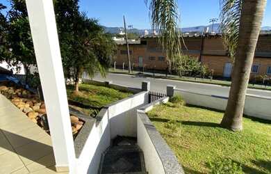 Imagem 16: Casa de esquina. Piscina, Churrasqueira, Guarda roupae515m² de Área