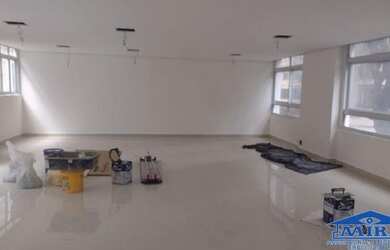 Imagem: O depósito possui 2 Vagas na garagem, 108m² de Área e está