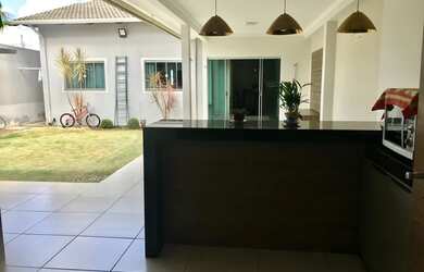 Imagem: A casa possui 3 Dormitórios, 3 Banheiros, 4 Vagas na garagem