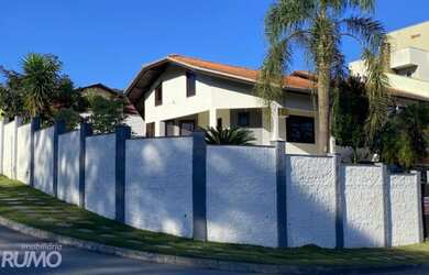 Imagem 1: Casa de esquina. Piscina, Churrasqueira, Guarda roupae515m² de Área