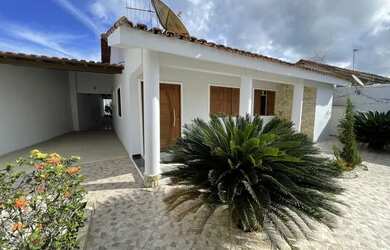 Imagem: A casa possui 3 Dormitórios, 1 Banheiro, 3 Vagas na garagem