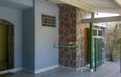 Imagem: A casa possui 3 Dormitórios, 4 Banheiros, 2 Vagas na garagem