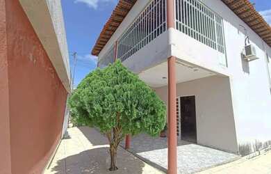 Imagem: A casa possui 5 Dormitórios, 2 Banheiros, 3 Vagas na garagem