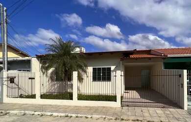 Imagem: A casa possui 2 Dormitórios, 2 Banheiros, 2 Vagas na garagem