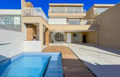 Imagem: A casa em condomínio possui 3 Dormitórios, 2 Banheiros, 370m²