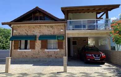 Imagem: A casa possui 4 Dormitórios, 2 Banheiros, 2 Vagas na garagem